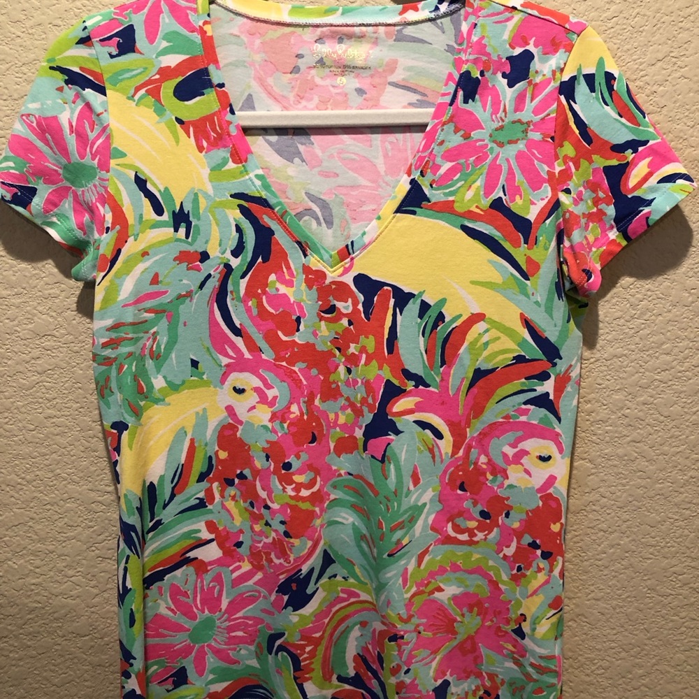 Colorful Lilly Pulitzer v-neck tee. EUC!